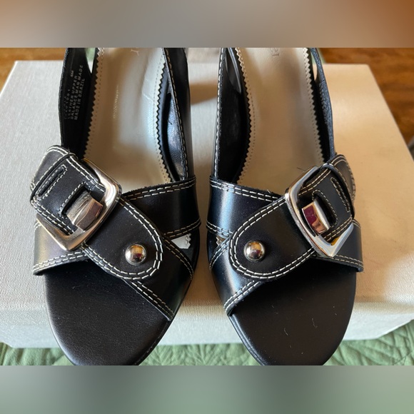 Naturalizer NWOT Black Slingback Sandals with Silver Buckle - Picture 3 of 12